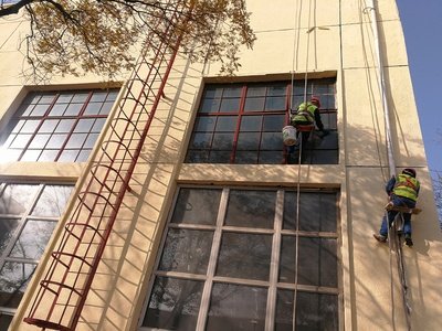工厂、商务大楼、工业园区、私人企业、电影院、银行、政府机关、学校、酒店娱乐场所等外墙清洗